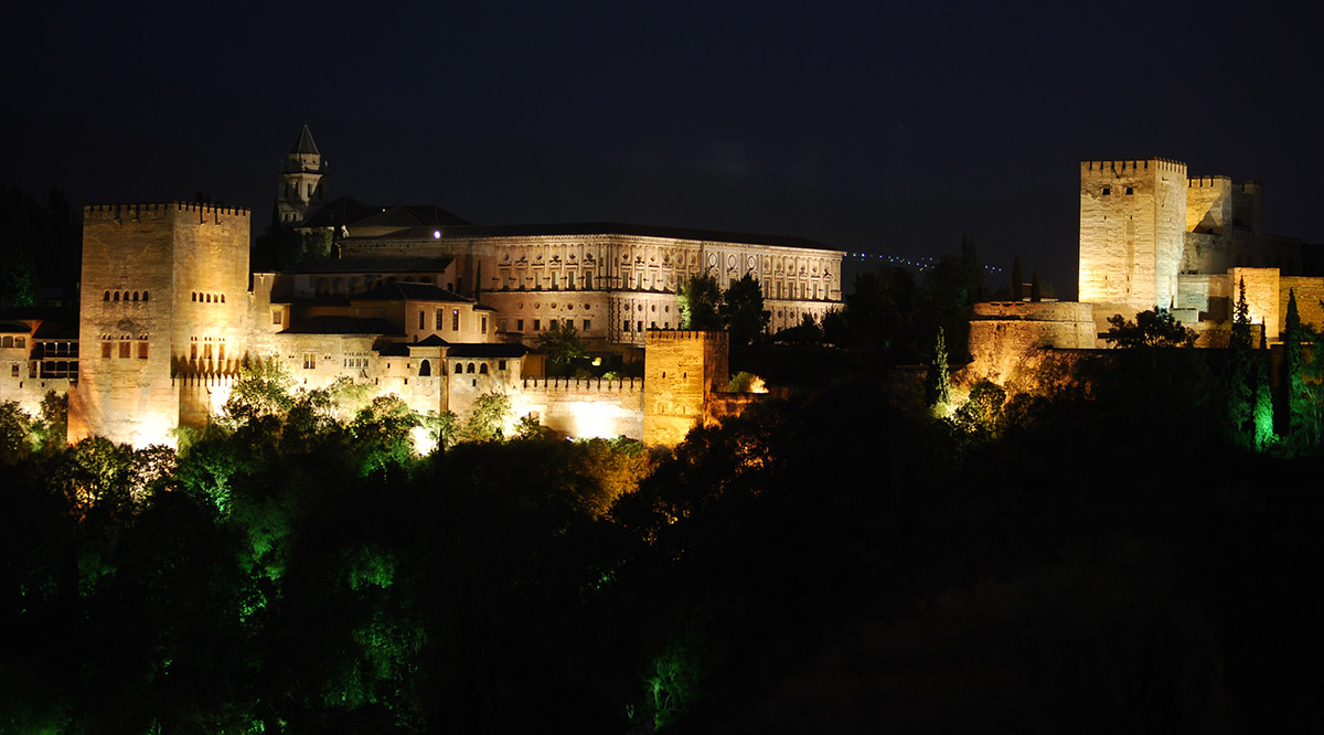 La Alhambra de Granada de noche desde el mirador de San Nicolás