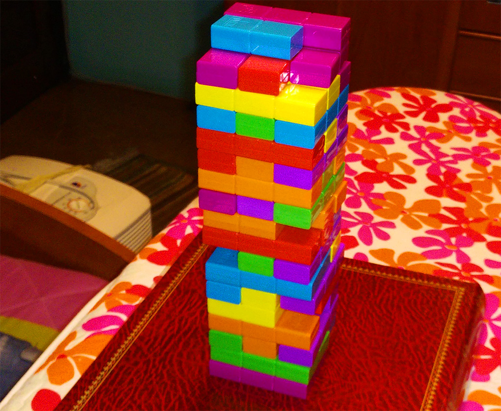 Jenga Tetris sobre tabla de planchar