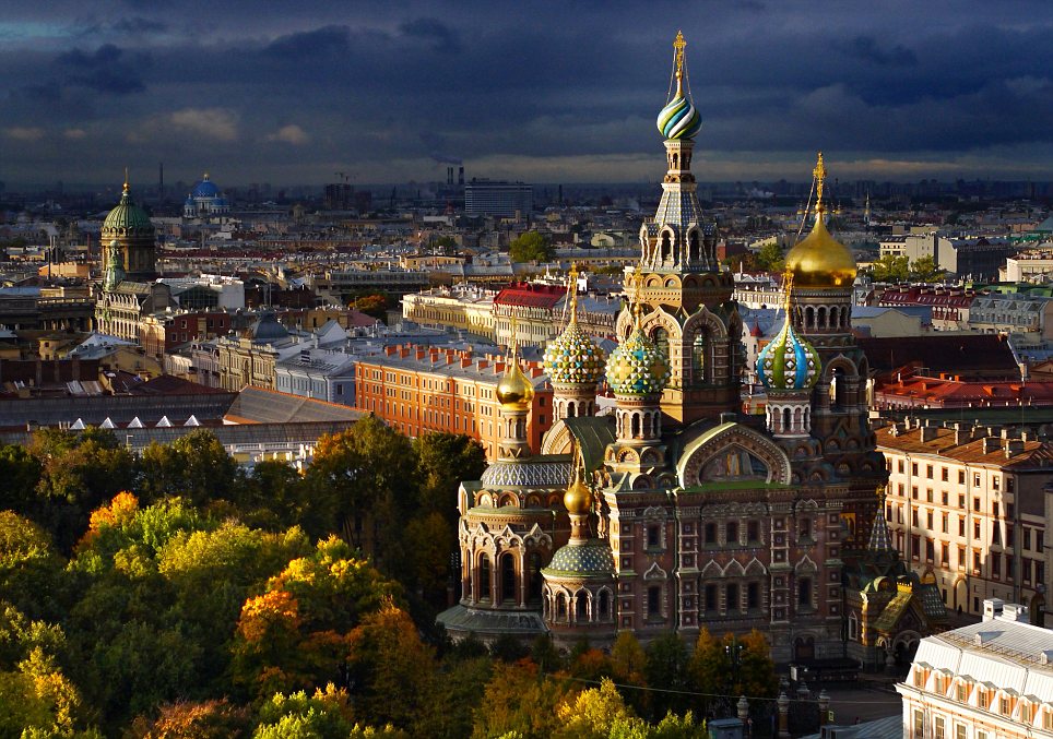 Vista aérea de San Petersburgo al atardecer