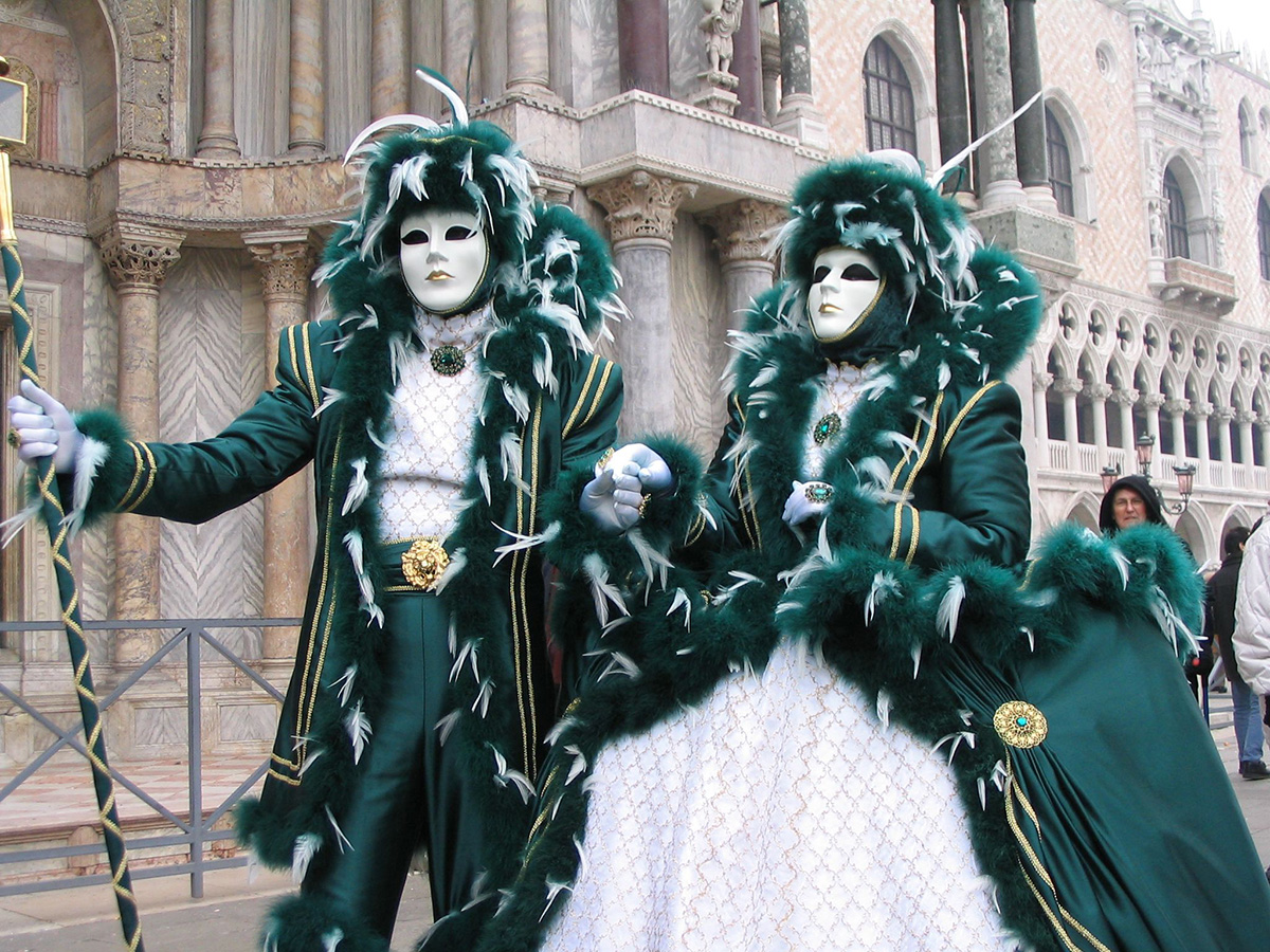 Pareja ataviada con máscaras y ropajes típicos del Carnaval de Venecia